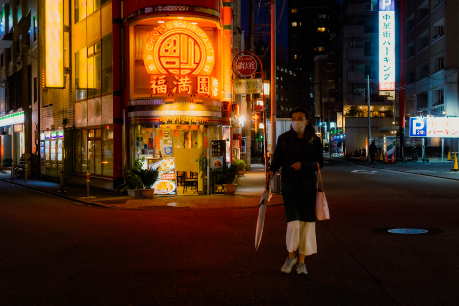 Porta luminosa, street photography a Yokohama